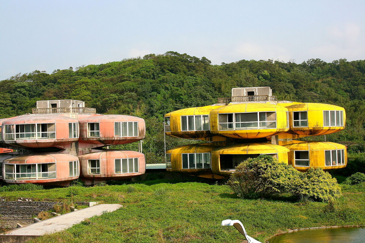 Sanzi UFO Houses w San Zhi na Tajwanie Zbiór opuszczonych i nigdy nie ukończonych budynków w futurystycznej formie przypominającej domy z bajki „The Jetsons”. Budowę rozpoczęto w 1978 roku z myślą o amerykańskich oficerach stacjonujących w pobliskiej bazie. Kiedy Stany Zjednoczone zlikwidowały swoje instalacje wojskowe na wyspie, miejsce zmieniło się w miasto duchów.