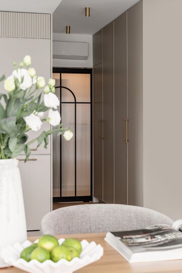 Eleganckie wnętrze zatopione w beżach, projekt: Architektownia 