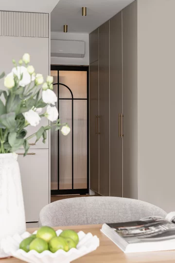 Eleganckie wnętrze zatopione w beżach, projekt: Architektownia 