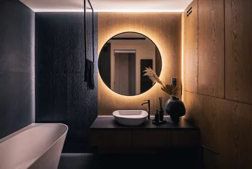 Projekt pracowni masz.design pokazuje, że ciemna kolorystyka, naturalne drewno i światło mogą stworzyć wnętrze pełne spokoju, elegancji i ponadczasowego charakteru 