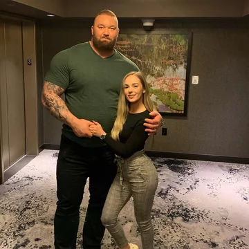 Hafþór Júlíus Björnsson i Kelsey Henson 