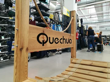 Wybierasz się w góry? Szukasz specjalnych butów albo namiotu? Na pewno natrafisz na markę Quechua, czyli: