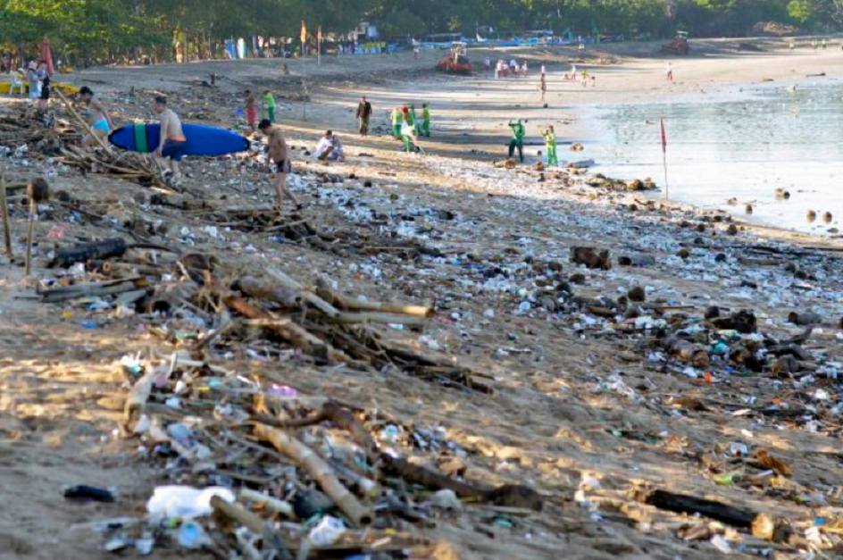 Śmieci na plaży na Bali 