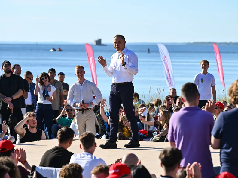 Miniatura: Młodzi zasypali Nawrockiego pytaniami....