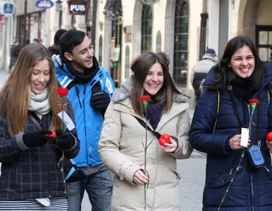 Miniatura: "Polak całuje kobietę w rękę, ale Polka...