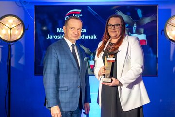 Małgorzata Jarosińska-Jedynak (z prawej) oraz&nbsp;wręczający nagrodę Władysław Ortyl, marszałek woj. podkarpackiego