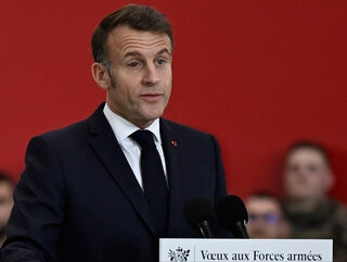 Oko Emmanuela Macrona nie&nbsp;wyglądało najlepiej podczas wizyty w&nbsp;bazie w&nbsp;Istres