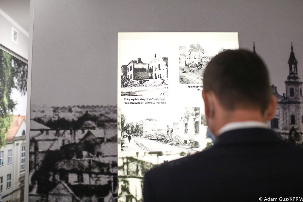 Premier Morawiecki zwiedził Izbę Pamięci Września 1939 r. i lat późniejszych im. Andrzeja Przewoźnika w Wieluniu 