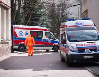 Dramatyczna sytuacja w polskich szpitalach. Pacjenci leżą w karetkach