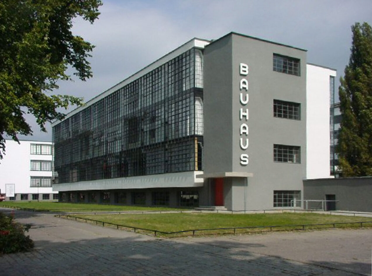 Kto zaprojektował awangardowy budynek uczelni Bauhaus w Dessau?