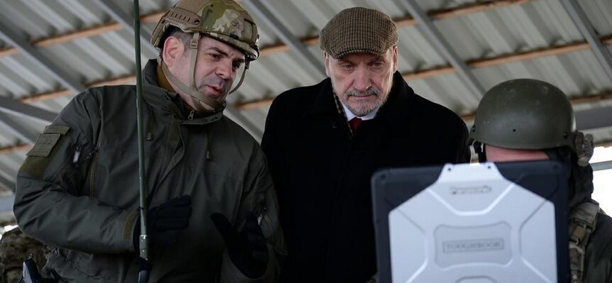 Miniatura: Szef MON na ćwiczeniu wojsk specjalnych