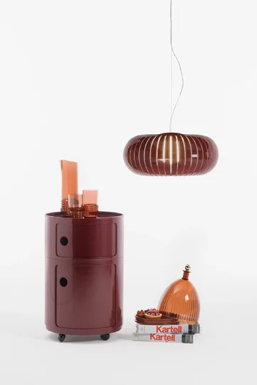 Componibili Anny Castelli Ferrieri, zaprojektowana w 1969 roku dla marki Kartell, powraca w sześciu kolorach. Charakterystyczna cylindryczna forma i przesuwne drzwiczki pozostają znakiem rozpoznawczym tego projektu 