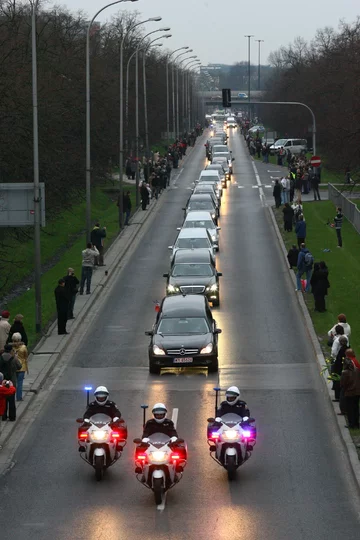 Przejazd przez Warszawę konduktu z trumnami 30 ofiar katastrofy smoleńskiej 