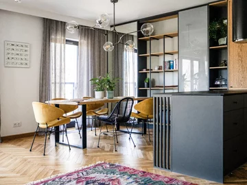 Meble marki IKER w projektach wrocławskiej pracowni architektonicznej Formea Studio. Krzesła Cheri z kolekcji Velours Standard 