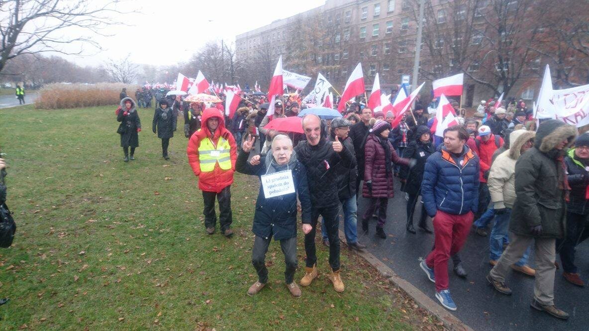 Uczestnicy marszu KOD w maskach Jarosława Kaczyńskiego i Antoniego Macierewicza 