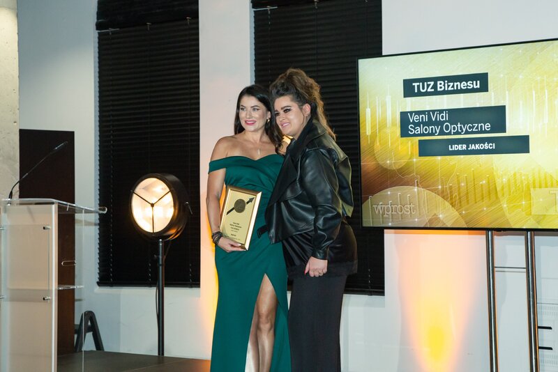 Ewa Jędrzejewska (z lewej) oraz&nbsp;wręczająca nagrodę Marlena Wronkowska, Dyrektor Projekt&oacute;w Biznesowych PMPG Polskie Media