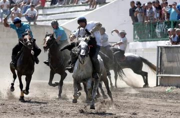 Zasady gry przypominają polo... (fot. EPA/IGOR KOVALENKO)