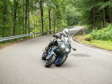 Yamaha Niken Yamaha Niken. Carving na kołach.