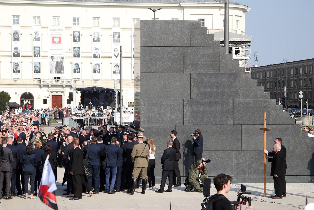 Uroczystość odsłonięcia pomnika Ofiar Tragedii Smoleńskiej 2010 roku 