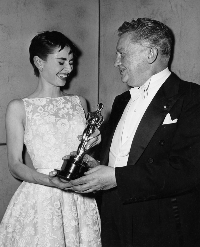 Audrey Hepburn i Jean Hersholt 1954 rok. Audrey Hepburn została wybrana najlepszą aktorką pierwszoplanową za rolę w filmie „Rzymskie wakacje”.