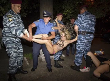 Protest FEMENU w Kijowie przeciwko Łukaszence (fot.FEMEN/Facebook)