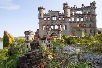 Bannerman Castle, USA Zamek Bannerman właściwie był jedynie magazynem broni, zbudowanym na podobieństwo zamku. Należał do biznesmena Francisa Bannermana. Popadł w ruinę po tym, jak w Stanach zmieniono prawo o sprzedaży wojskowej broni cywilom.