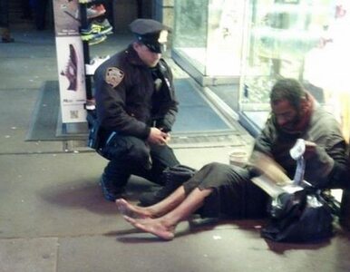 Miniatura: Bezdomny dostał buty od policjanta, ale...
