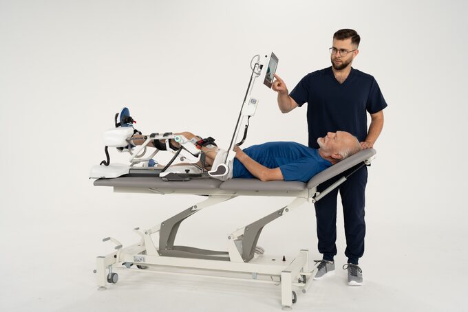 Dzięki rehabilitacji z pomocą robota pacjenci odzyskują prawidłowy zakres ruchu, siłę i aktywność mięśniową