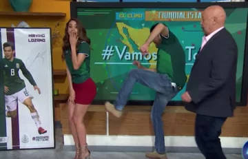 Yanet Garcia kopnięta przez współprowadzących program 