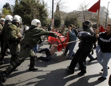Miniatura: Ostre zamieszki w Atenach. Policja użyła...