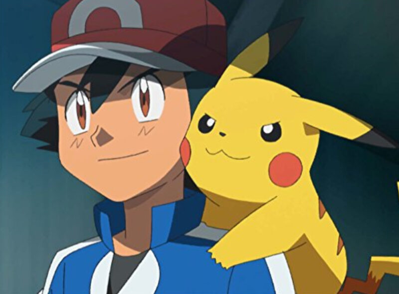 Jaki Pokemon siedzi na ramieniu Asha Ketchuma?