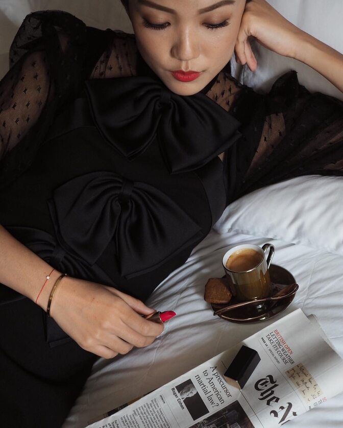 Tak żyją prawdziwi „Bajecznie bogaci Azjaci” Na zdjęciu Yoyo Cao, okrzyknięta przez Vogue "największą ikoną stylu" w Singapurze.