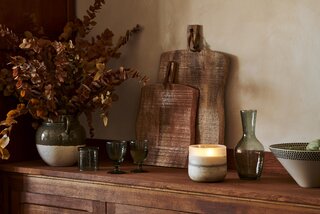 Drewno, szkło i&nbsp;ceramika tworzą spokojną kompozycję, kt&oacute;ra podkreśla naturalny charakter rustykalnej kuchni