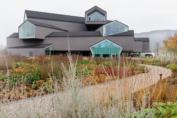 Naturalistyczny ogród Pieta Oudolfa na Vitra Campus w Weil am Rhein – przykład harmonii między dzikością a precyzyjnym projektowaniem 