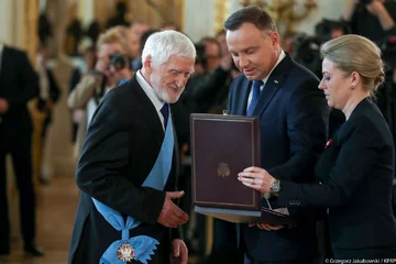 Prezydent odznacza Wincentego Kućmę Kawaler Orderu Orła Białego Wincenty Kućma to rzeźbiarz, medalier, rysownik, grafik, profesor ASP w Krakowie, autor Pomnika Powstania Warszawskiego oraz Pomnika Obrońców Poczty Gdańskiej.