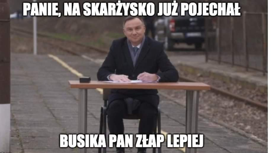 Mem po podpisaniu ustawy przez prezydenta Andrzeja Dudę na peronie kolejowym 
