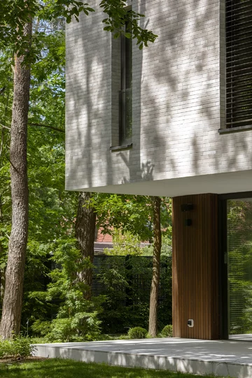 Dom Przenikający autorstwa Exterio Architektura to przykład nowoczesnej architektury, w której światło, natura i starannie zaprojektowana przestrzeń tworzą harmonijną całość 