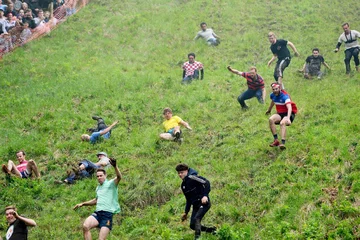 Zawody Cooper's Hill Cheese-Rolling and Wake w Gloucestershire 