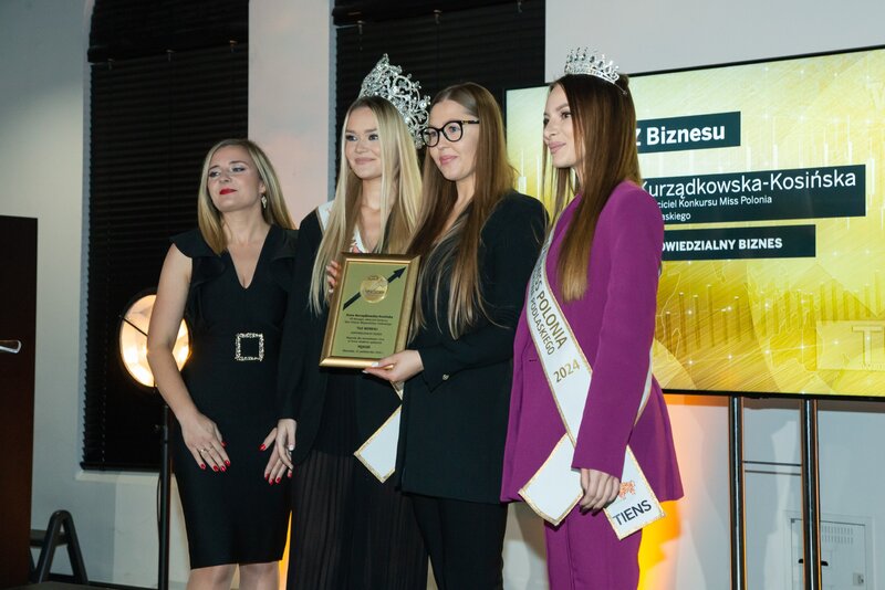 Anna Kurządkowska-Kosińska, reprezentacja Zespołu Miss Polonia Wojew&oacute;dztwa Podlaskiego, oraz&nbsp;wręczająca nagrodę Marlena Szcześniak, wicedyrektor WellU