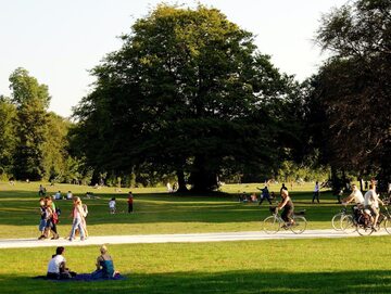 Ludzie odpoczywają w parku
