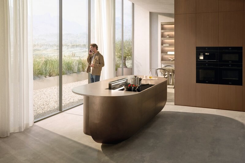 Inteligentne płyty indukcyjne Miele KM 8000 wsp&oacute;łpracujące z&nbsp;naczyniami M Sense wykorzystują wbudowane czujniki temperatury i&nbsp;automatycznie regulują moc grzania, co&nbsp;pozwala utrzymać idealne warunki gotowania i&nbsp;zapobiega przypalaniu potraw