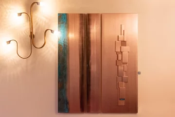 Patynowana miedź we wnętrzu – materiał, który z czasem zyskuje głębię i staje się architektonicznym akcentem przestrzeni premium 