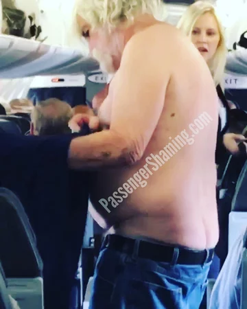 Dziwne zachowania i znaleziska w samolotach. Zdjęcie z profilu Passenger Shaming 
