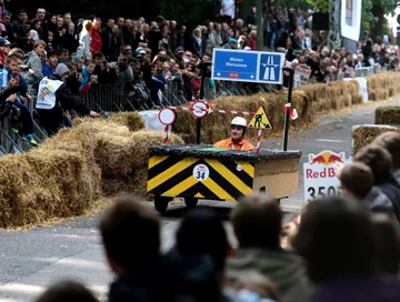 II Wyścig Mydelniczek Red Bull (fot. PAP/Tomasz Gzell)