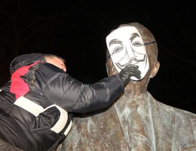 Miniatura: Palikot zawiesza maskę na pomniku Reagana....