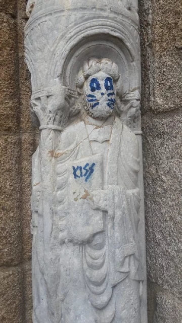 Zniszczona rzeźba w Santiago de Compostela 