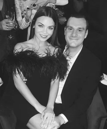 Cooper Hefner i Scarlett Byrne 