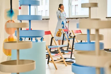 Premiera kolekcji IKEA PS 2026 w warszawskiej Mysiej 3 przyciągnęła miłośników designu, projektantów i media. Nowa seria IKEA stawia na ruch, kolor i eksperymentalne formy we wnętrzach 