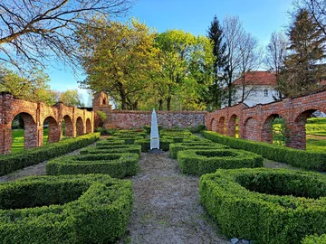 Park w Nakomiadach na Mazurach wiosną 