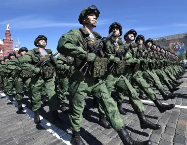 Miniatura: Rosjanie na wojnę wzięli mundury galowe. O...